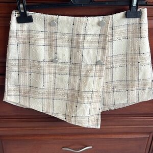 Fate beige pattern skort size M but fits like a Small